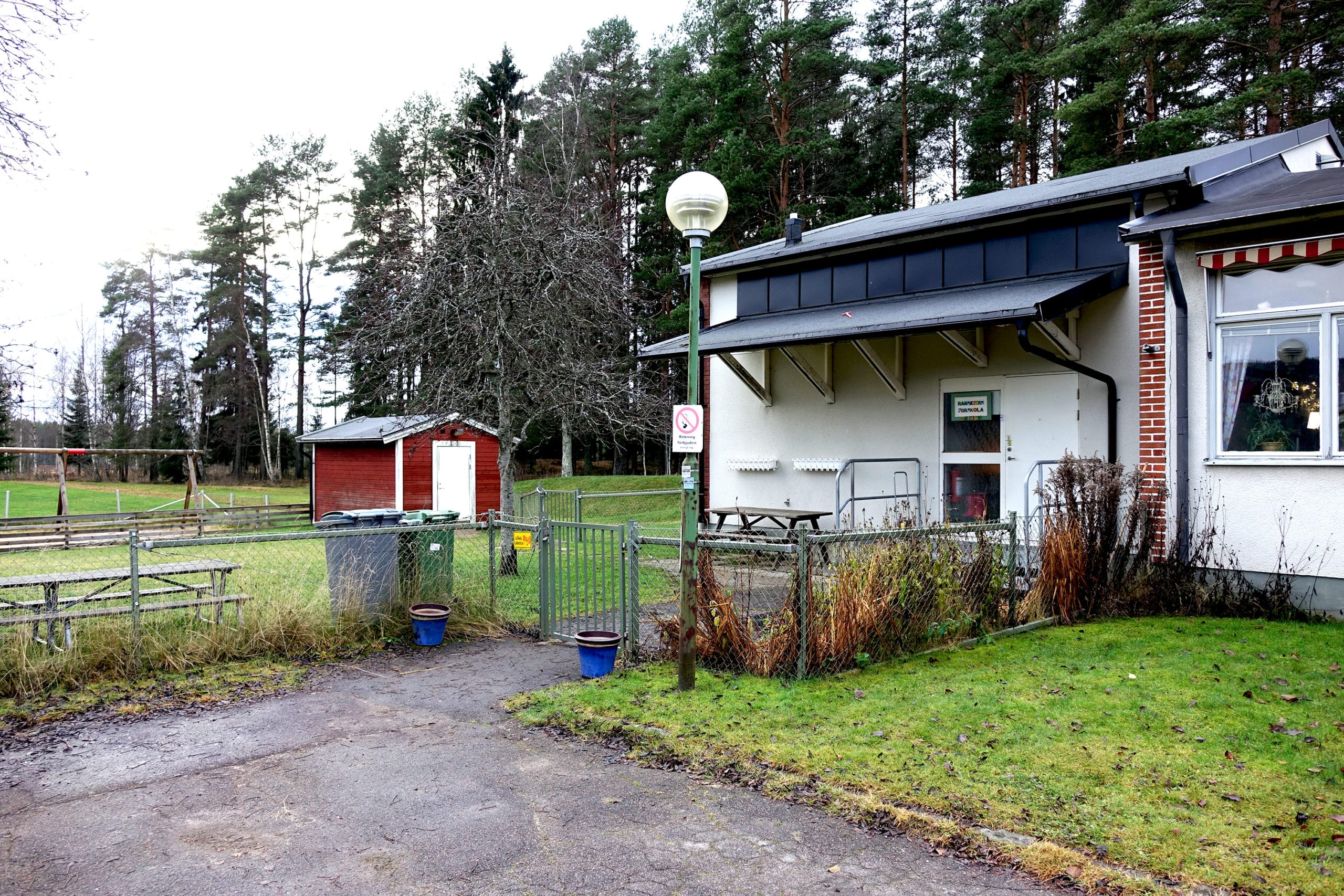 En av entréerna till Ransäters förskola och en liten del av skolgården.