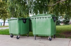 Två gröna sopkärl