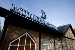 Gamla brukets museer är inhysta i en tegelbyggnad. På taket står det Munkfors Bruk med stora blå bokstäver.