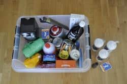 En plastlåda som innehåller saker som kan behövas för att klara krisen som konserver, värmeljus och tändstickor, plastpåsar, lampolja och gas för matlagning m.m.