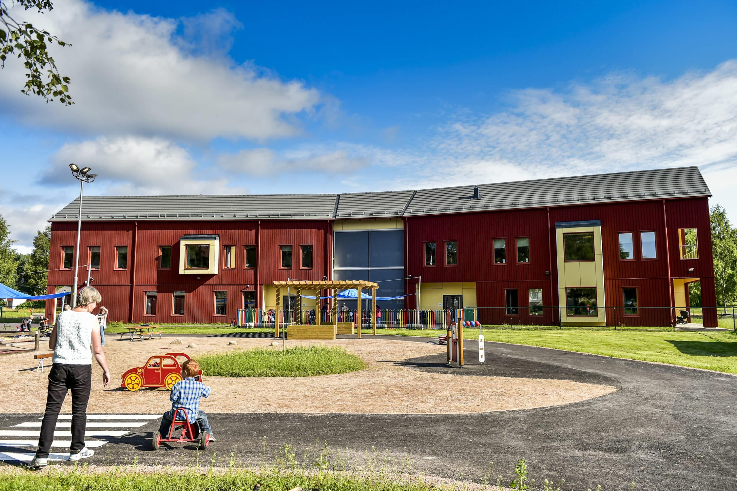 Lillmunkens skolgård och byggnaden i bakgrunden.