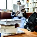 Person sitter i soffa och läser en bok