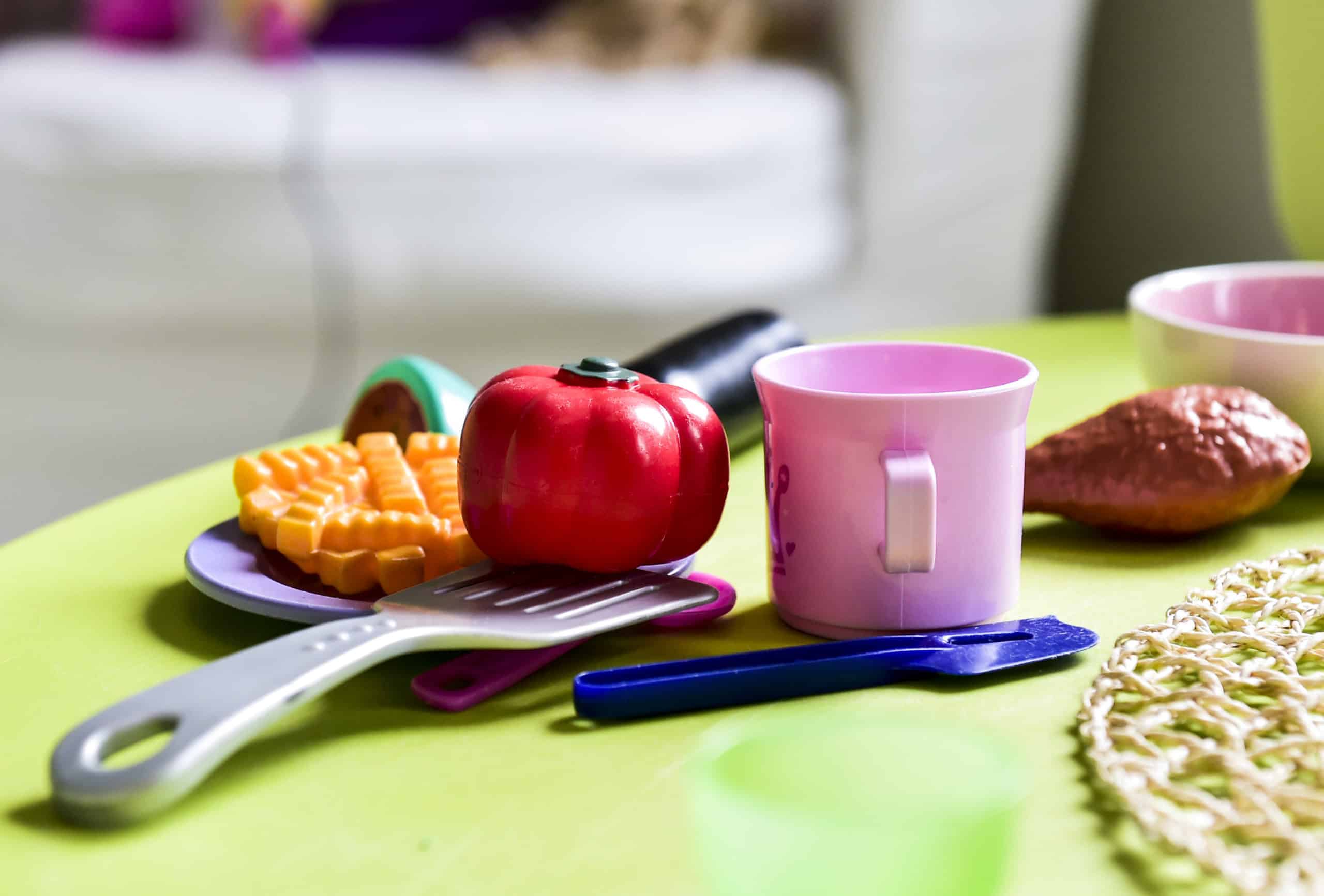 Köksleksaker står uppdukade på ett bord.