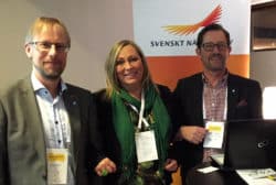 Mathias Lindquist, kommunalråd, Birgitta Svensson, turism- och näringslivschef och Jan-Olof Appel, kommunchef, står arm i arm framför en roll-up med Svenskt Näringslivs logotyp.
