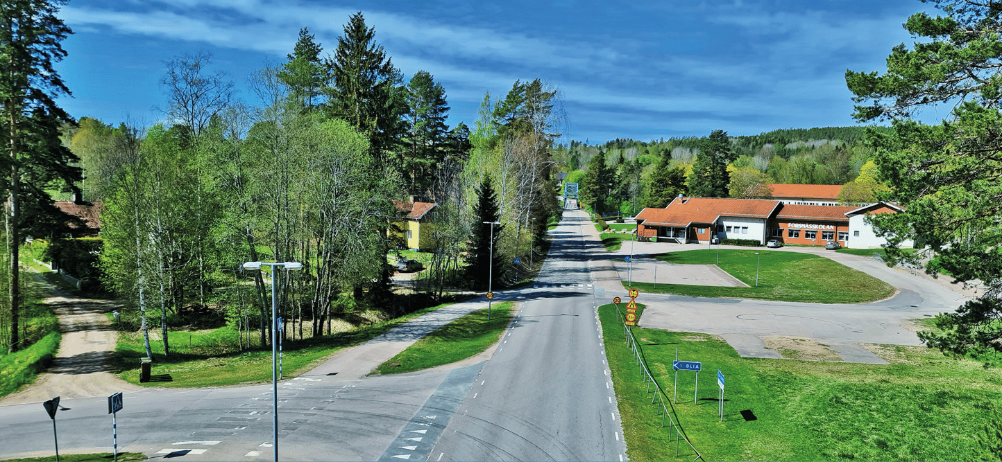 Bild som visar Forsnässkolans fasad en solig sommardag.