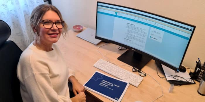 Malin Holm, kommunens medicinskt ansvariga sjuksköterska, sitter vid sitt skrivbord.