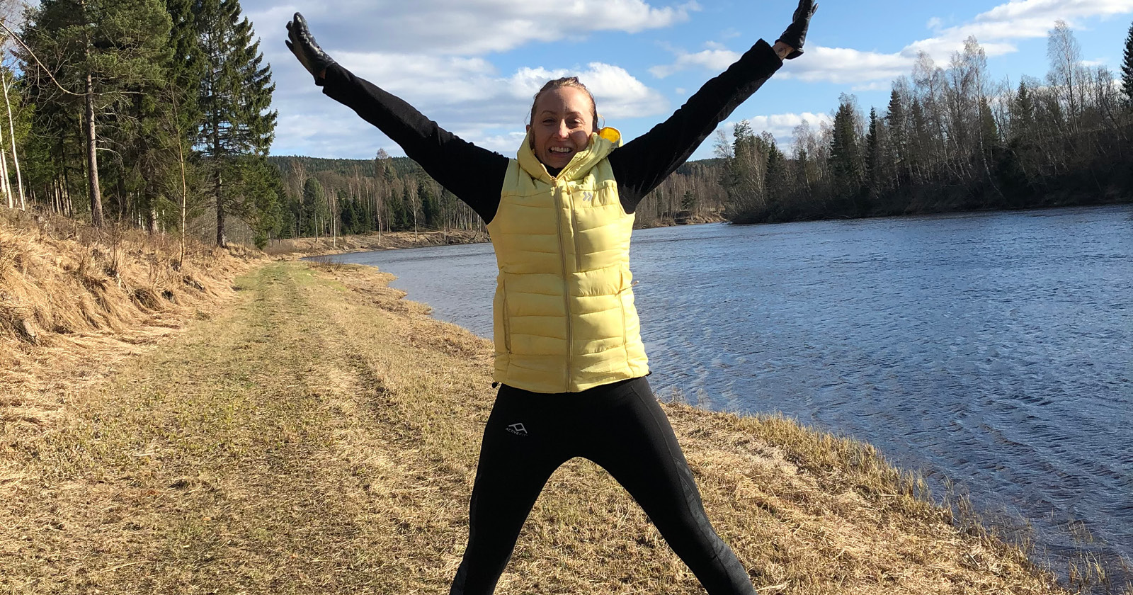 Josefin gör ett krysshopp vid Klarälvens strand.