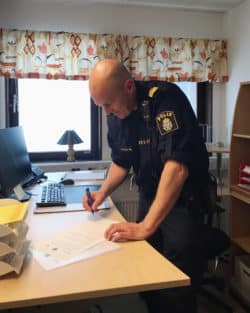 Henrik Gustavsson, lokal polisområdeschef signerar medborgarlöftet.