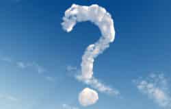 Moln bildar ett frågetecken på en himmel