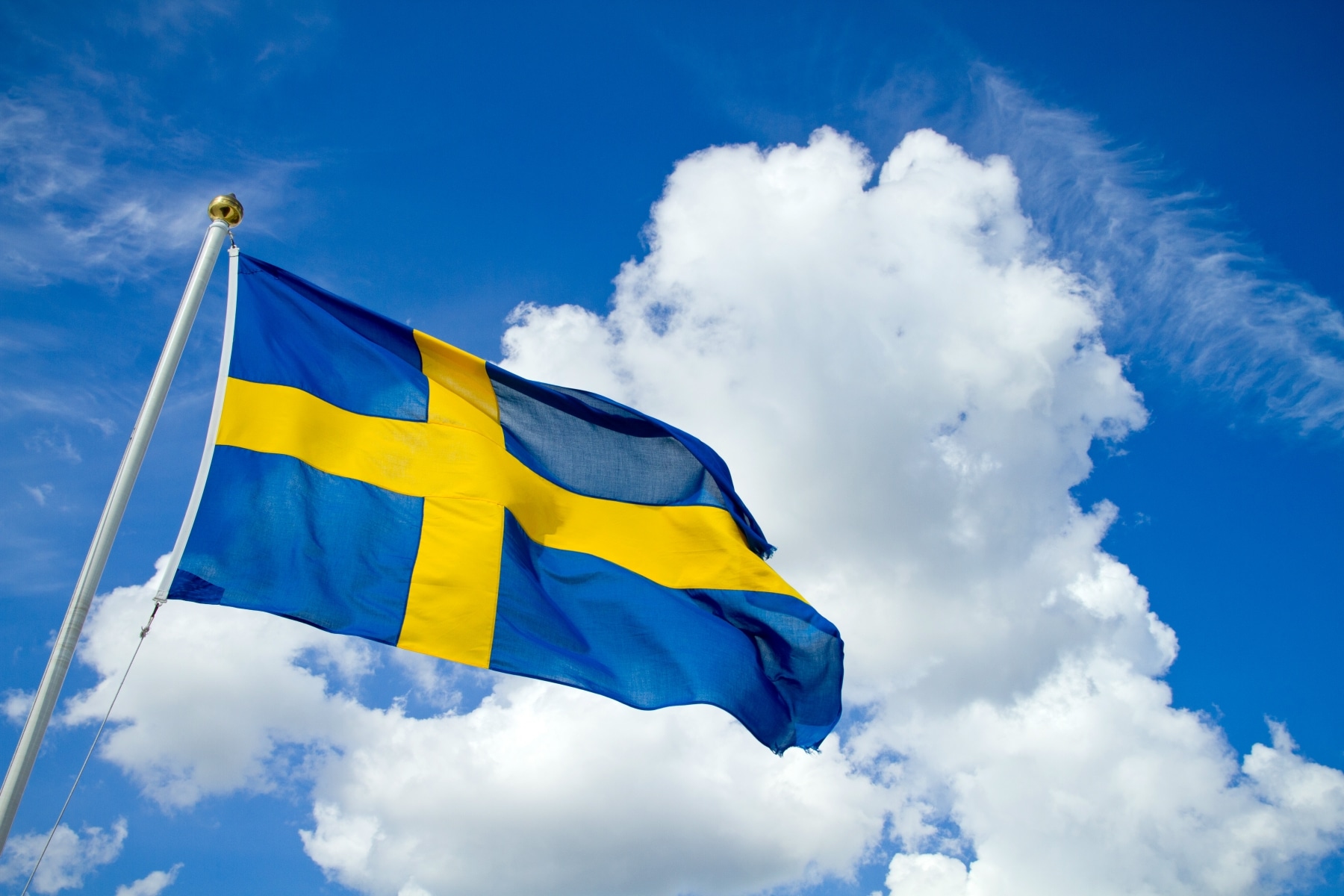 Sveriges flagga vajjar i vinden.