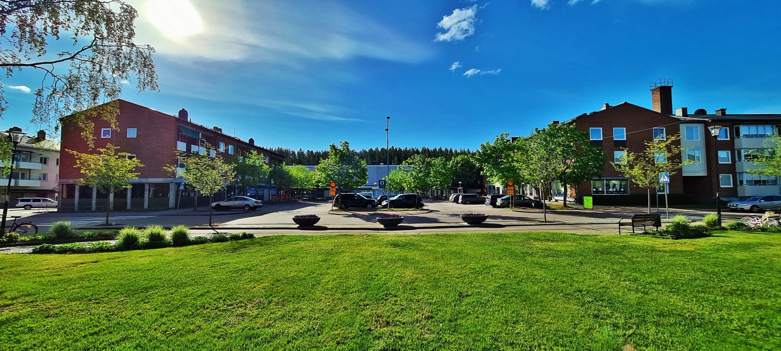 Vy över torget i Munkfors. Solig sommardag med blå himmel.