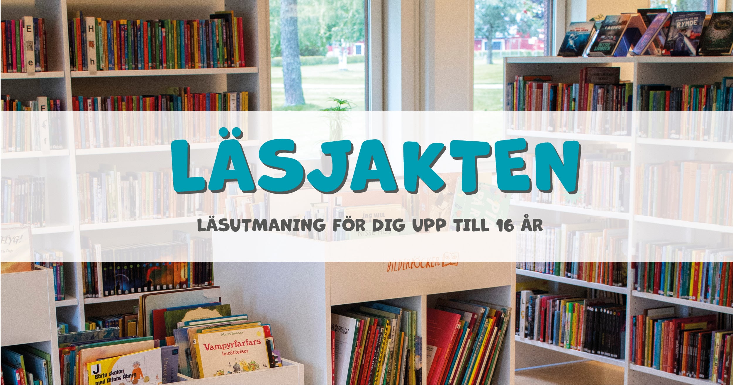 Bild på bokhyllor i bibliotekets lokaler. Över bilden finns en text som lyder: läsjakten, läsutmaningen för dig upp till 16 år.