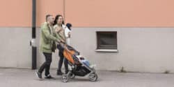 Familj på promenad