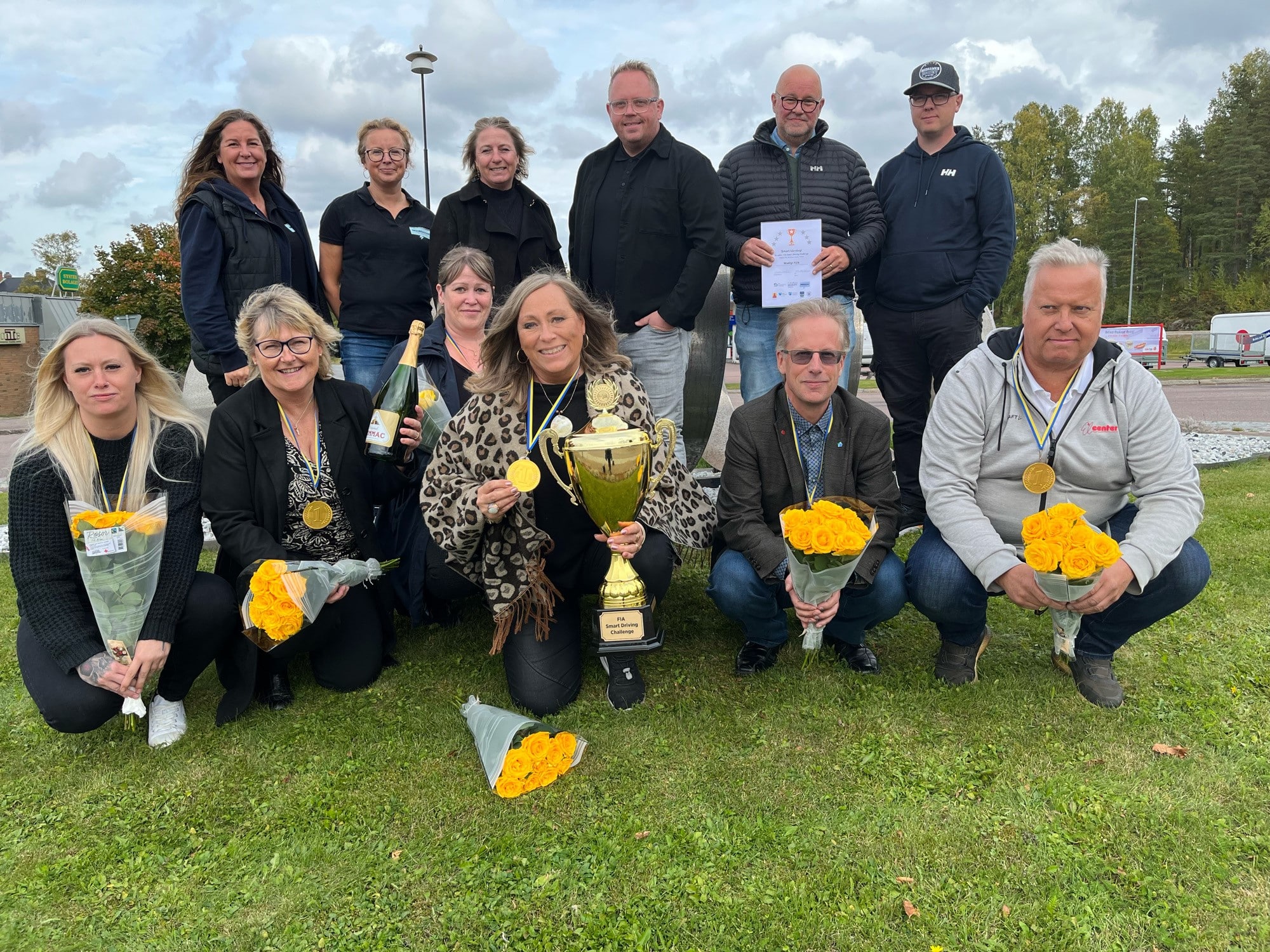 Prisutdelning i FIA Smart Driving Challenge skedde i vinnande kommun. Här ses Team Munkfors tillsammans med representanter från övriga kommunlag Torsby, Hagfors, Sunne ( Kil deltog i tävlingen men saknas på bilden )