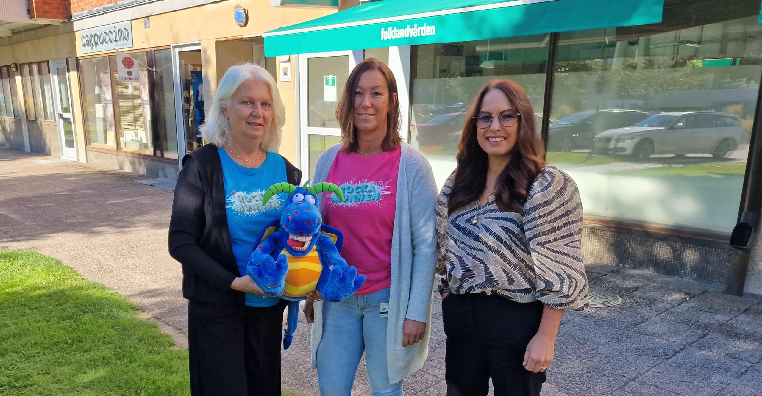 Lena Östlund, munhälsostrateg på Folktandvårdens Hälsoodontologiska enhet, Draken Hercules, Agneta Backström, tandsköterska och Anna Falk, skolchef i Munkfors kommun.