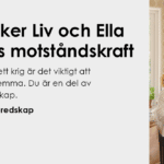 Mor och dotter hjälps åt att ställa in varor i skafferiet.