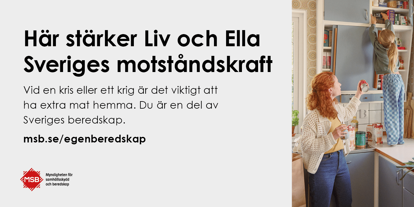 Mor och dotter hjälps åt att ställa in varor i skafferiet.