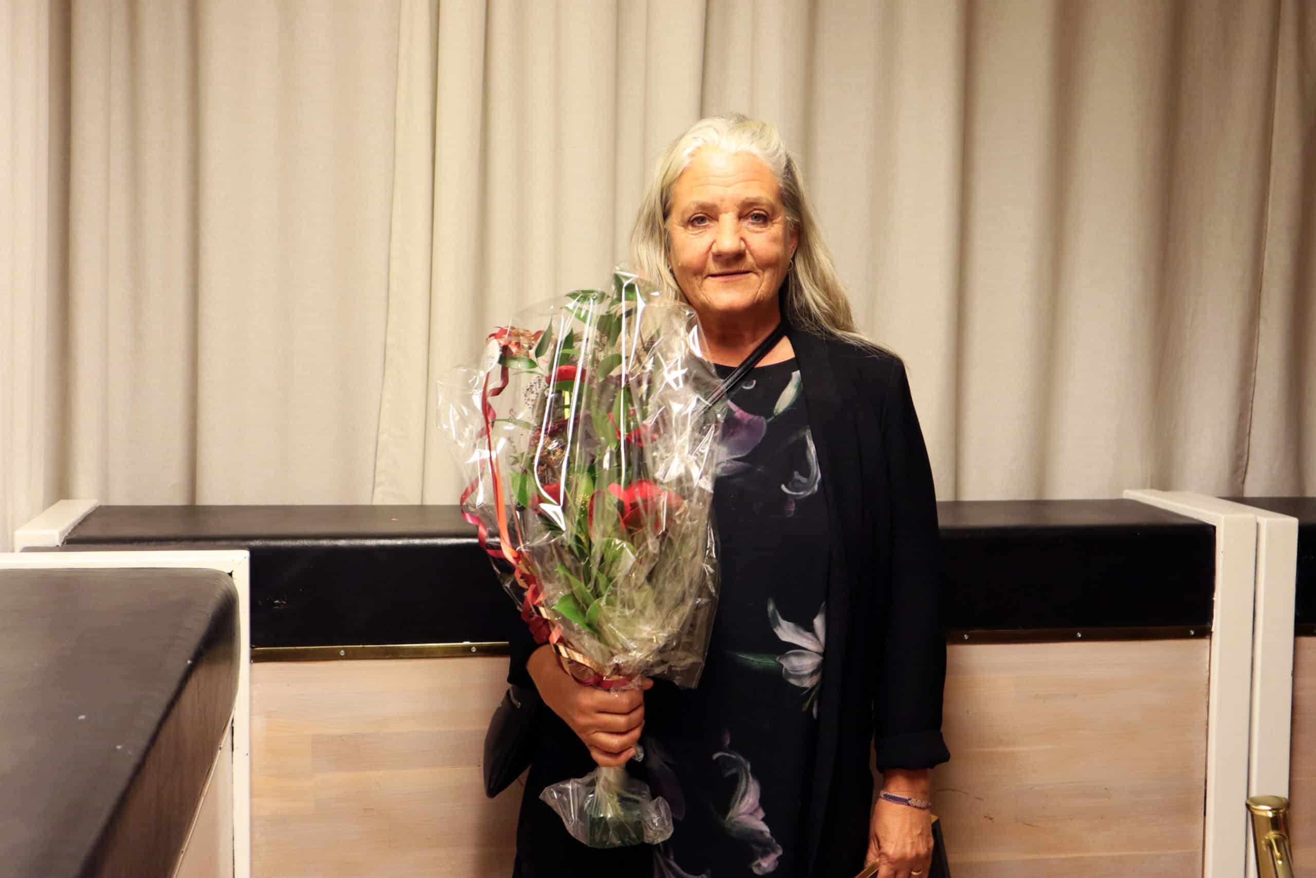 Ann-Sofie ”Fia” Pettersson håller i en blombukett.