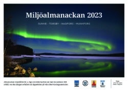 Framsidan av Miljöalmanackan 2023 är en bild på norrsken över en sjö.