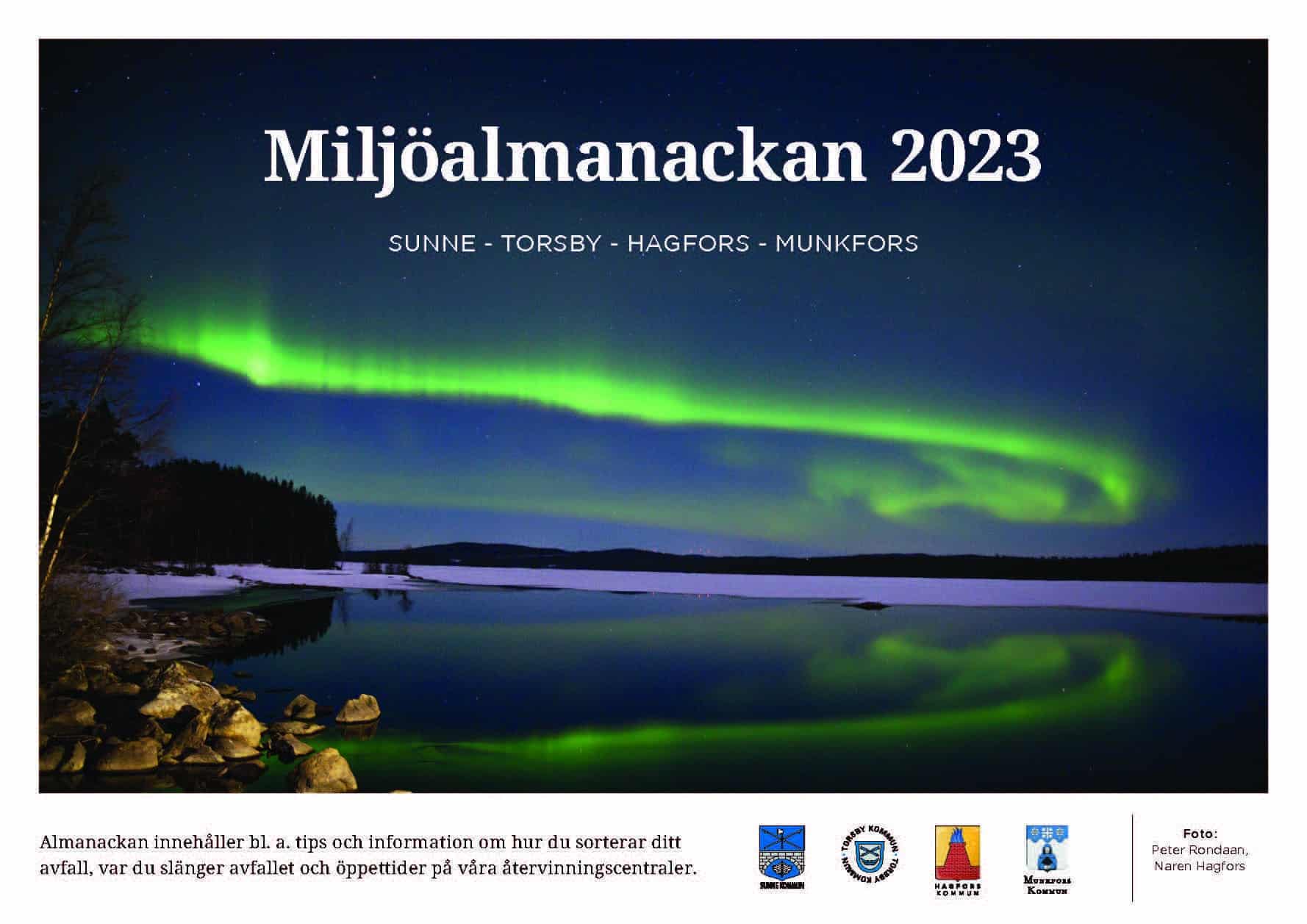 Framsidan av Miljöalmanackan 2023 är en bild på norrsken över en sjö.