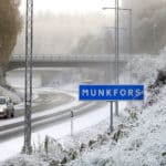 Bilväg med vinterväglag. Vägskylt "Munkfors".
