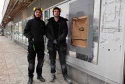 Lee Gorham och Eric Hellström framför där den gamla bankautomaten funnits, som nu ersatts med papp.