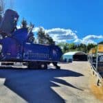 Lastbil tömmer avfall i container