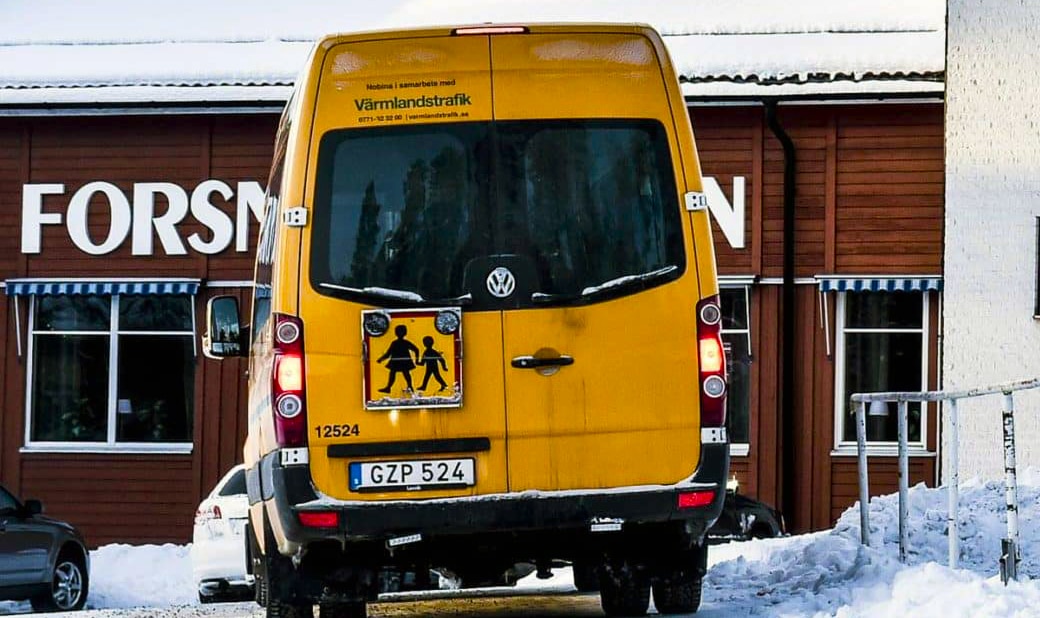 Skolbuss utanför Forsnässkolan