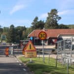 Forsnässkolan med byggnationer längs vägen.