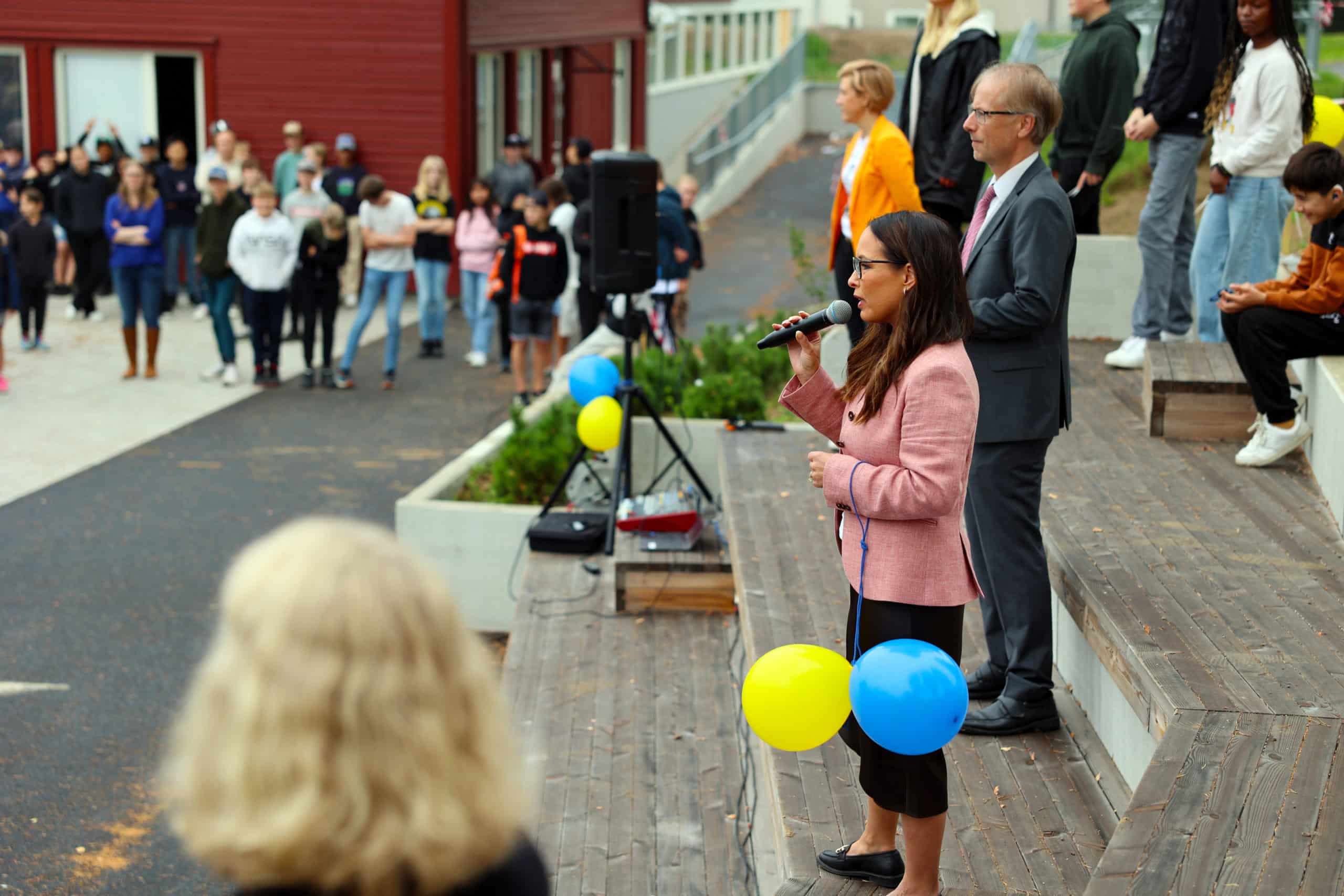 Anna Appel håller tal på gradängen.