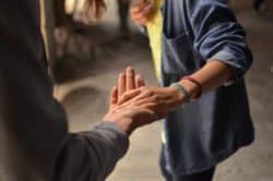 två personer håller hand