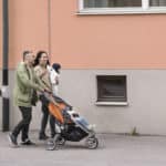 Familj på promenad.