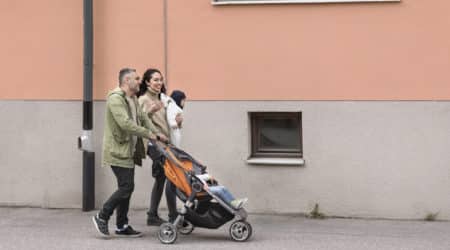 Familj på promenad.