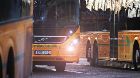 Bussar står på rad.