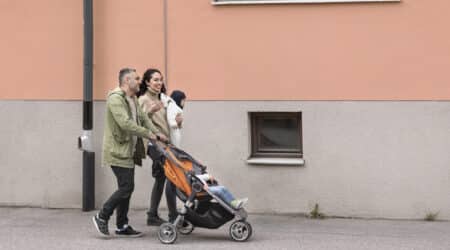 Familj på promenad