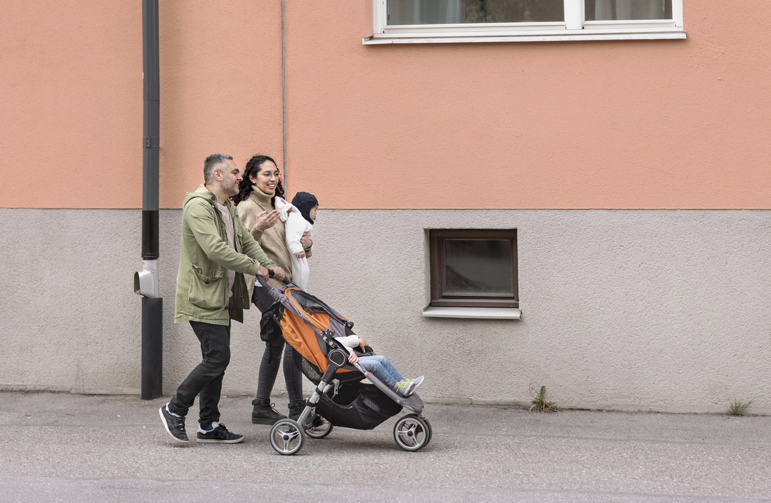 Familj på promenad