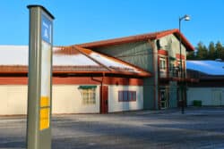 Far Inn 62-byggnaden med bussstationen i förgrunden.