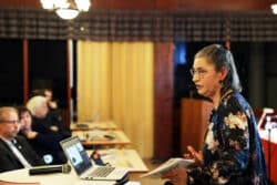 Anna Sundkvist Kräutner pratar framför politiker i Munkfors.