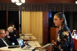 Anna Sundkvist Kräutner pratar framför politiker i Munkfors.