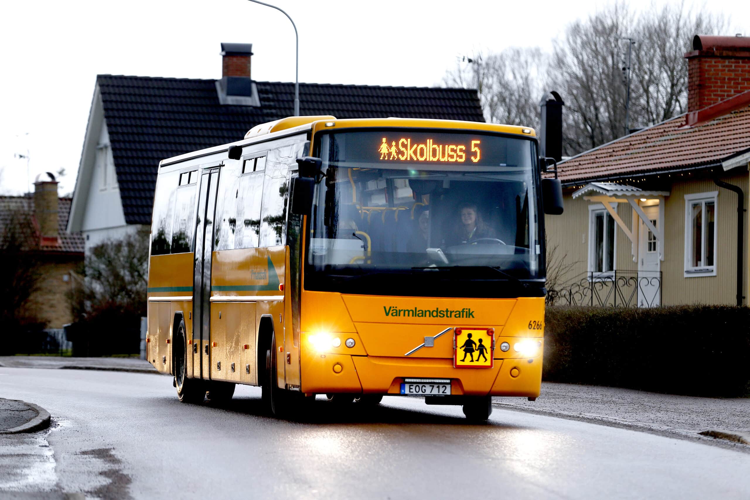 Värmlandstrafikbuss med texten Skolbuss 5.