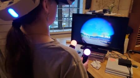 Flicka spelar med VR-glasögon.
