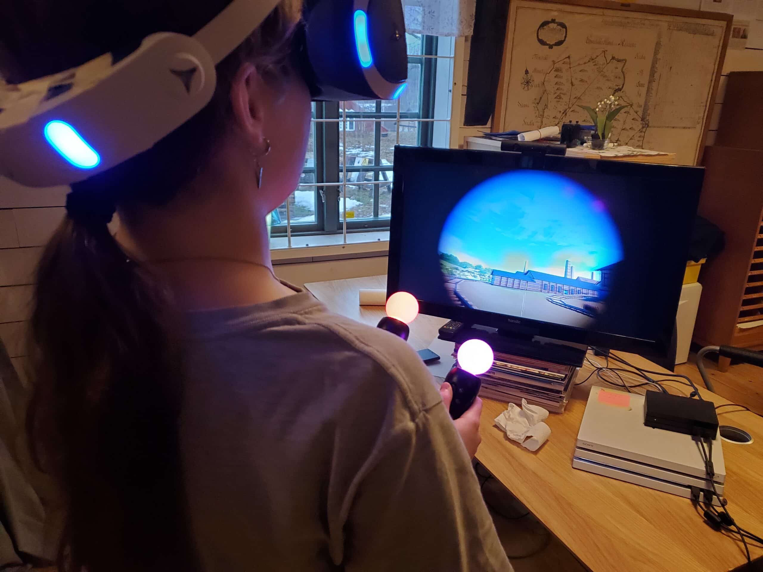 Flicka spelar med VR-glasögon.