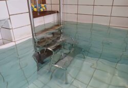 Ny trappa på plats i bassängen på Forsnäsbadet.