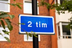 Skylt med texten 2 tim.