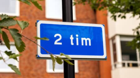 Skylt med texten 2 tim.