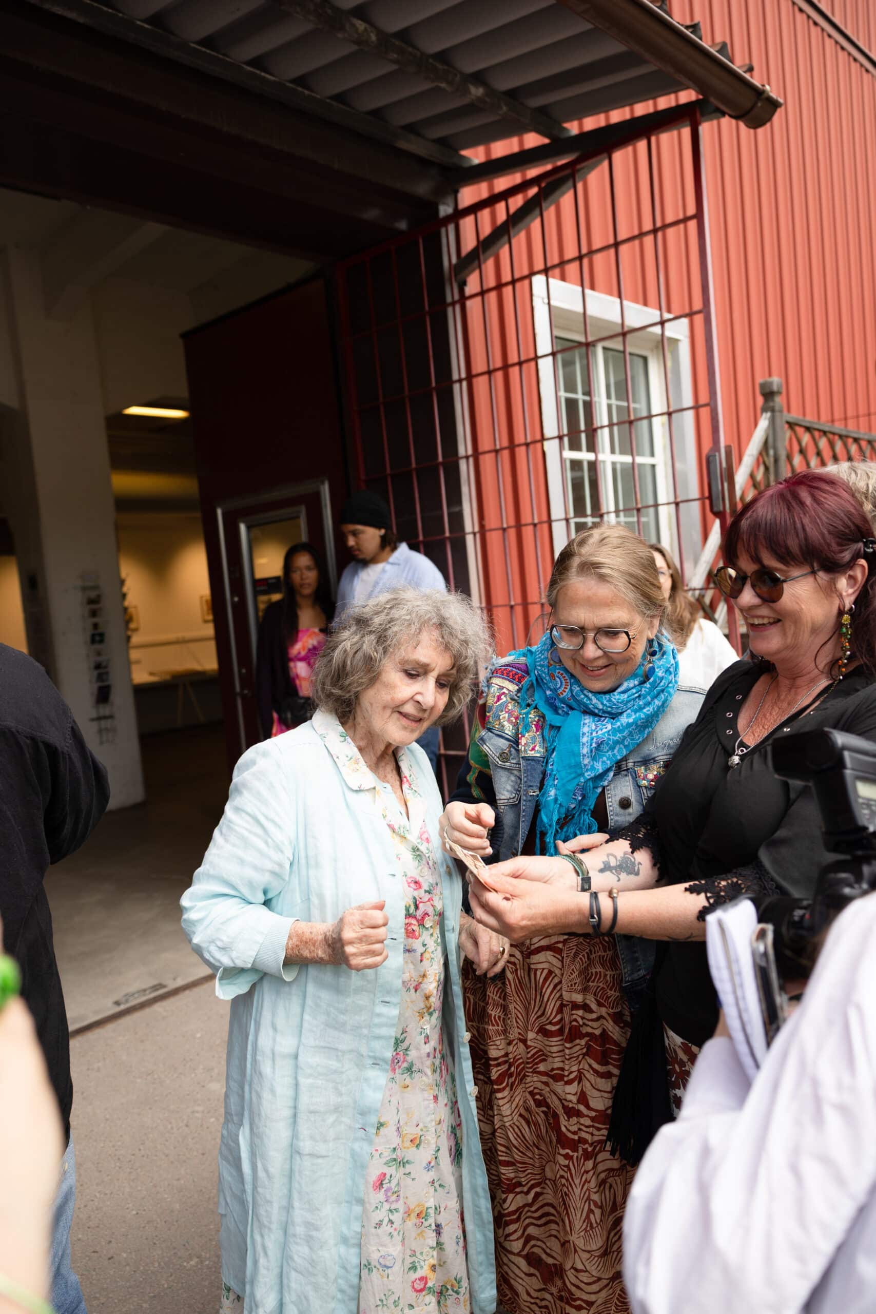 Siw Malmkvist samtalar med andra konstnärer från utställningen. Siw Malmkvist samtalar med andra konstnärer från utställningen.