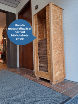 Matavfallspåsar som kan hämtas vid bibliotekets enré